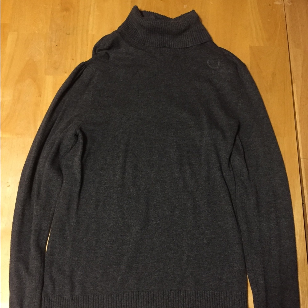 Gray Gap turtleneck sweater